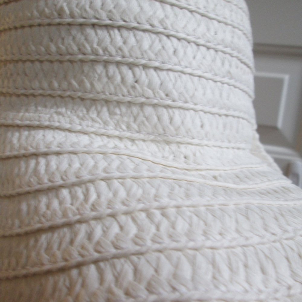 new BETSY JOHNSON white straw hat w/ ribbon - Picture 7 of 13